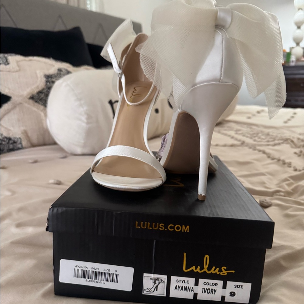 NEVER WORN wedding style bow heel